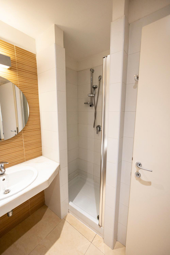 Bathroom 5, Prince Franklyn Hotel, Salerno