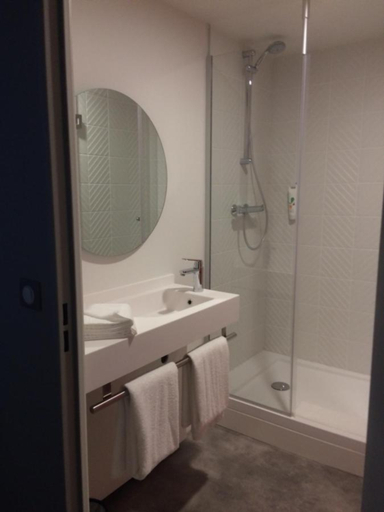 Bathroom 5, ibis Styles Chalons en Champagne Centre, Marne