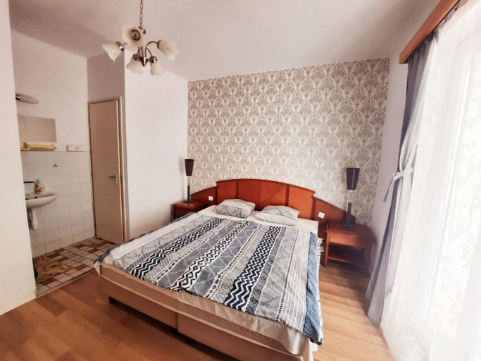 Bedroom 4, Central Room Hostel, Balatonföldvári