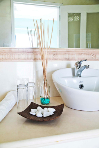 Bathroom, The Beach House, Kaeb