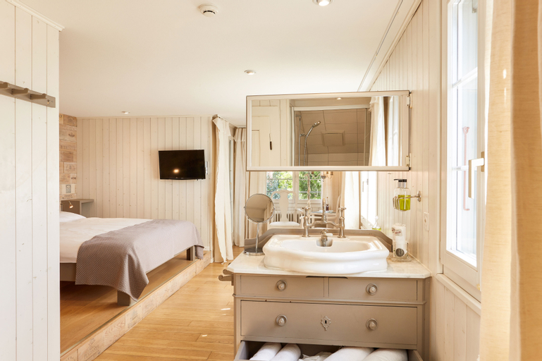 Bathroom 10