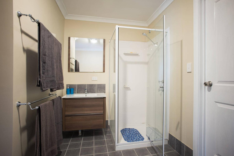 Bathroom, Nutcrackers Lodge, Esperance