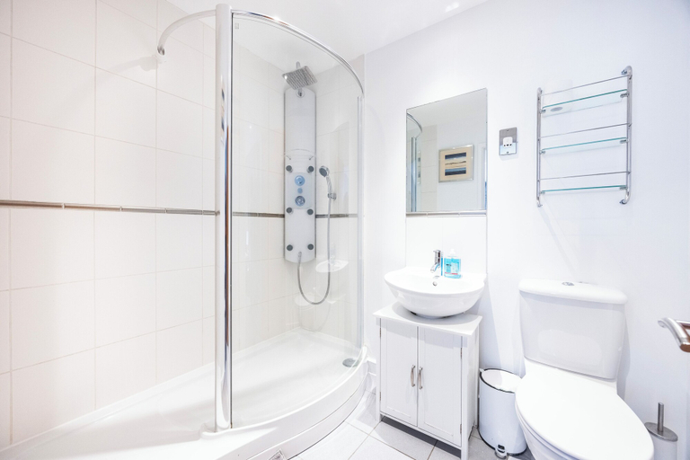 Bathroom 2, Koks Mews 2 Bed 2 Bath Apartment - ExCeL, London