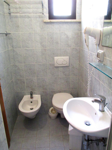 Bathroom 2, Hotel Zenith, Rimini