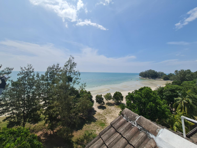 13pax 3R2B, BEACHFRONT DUPLEX PENTHOUSE, FREE BBQ Set, Wifi, 50" Smart TV, Port Dickson