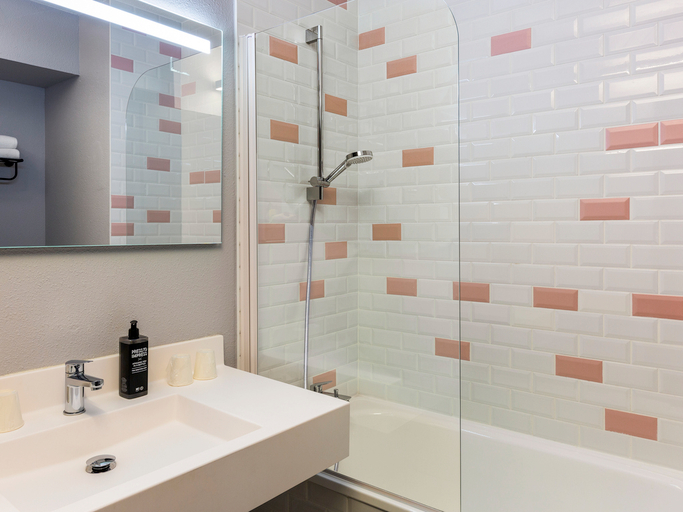 Bathroom 4, ibis Styles Toulouse Centre Canal du Midi, Haute-Garonne