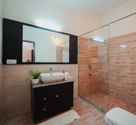 Bathroom 1, Silver Leaf Apartments, Amritsar