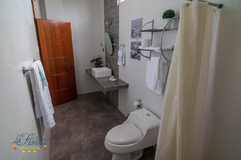 Bathroom 2, La Floresta Tarapoto Hostal, San Martín