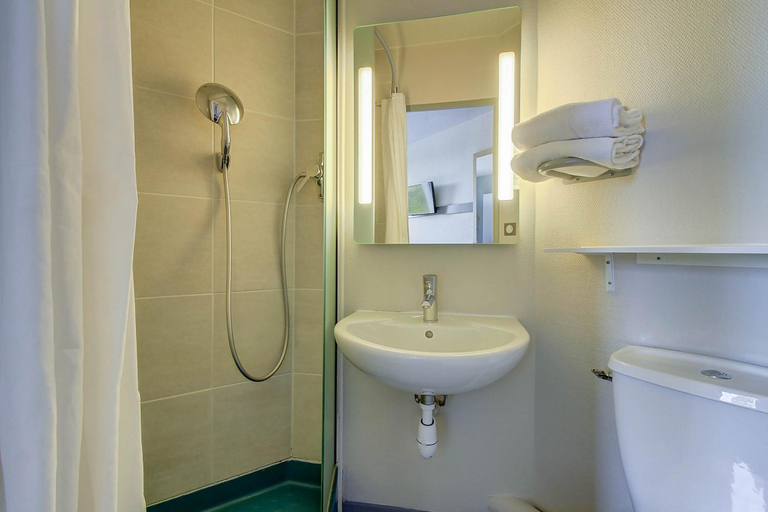 Bathroom 5, B&B HOTEL Beaune Nord, Côte-d'Or