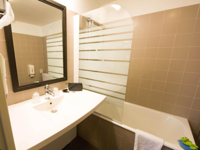 Bathroom 4, ibis Styles Nantes Centre Place Royale, Loire-Atlantique