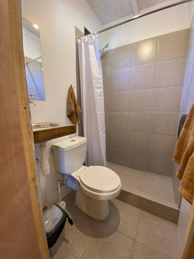 Bathroom 5, Willhouse Hostel, Cautín