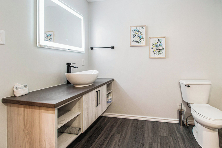 Bathroom 4, Calabogie Lodge, Renfrew