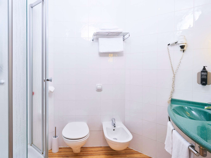Bathroom 4, ibis Como, Como