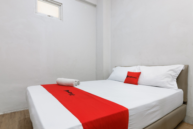 RedDoorz near Mandaya Royal Hospital Puri, Tangerang