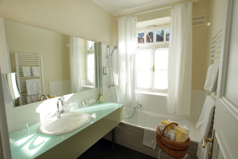 Bathroom 5, Romantik Hotel Im Weissen Roessl, Gmunden