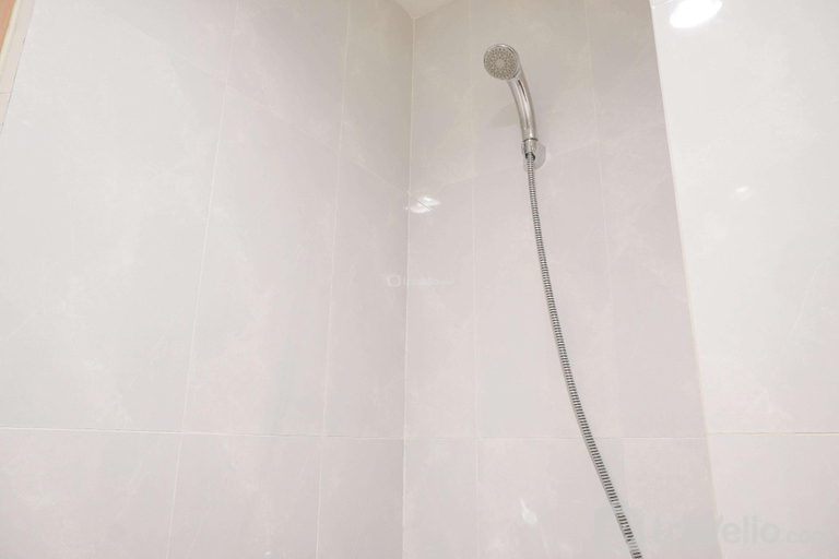 Bathroom 3, Cozy Apt Studio at Evenciio Margonda By Travelio, Depok