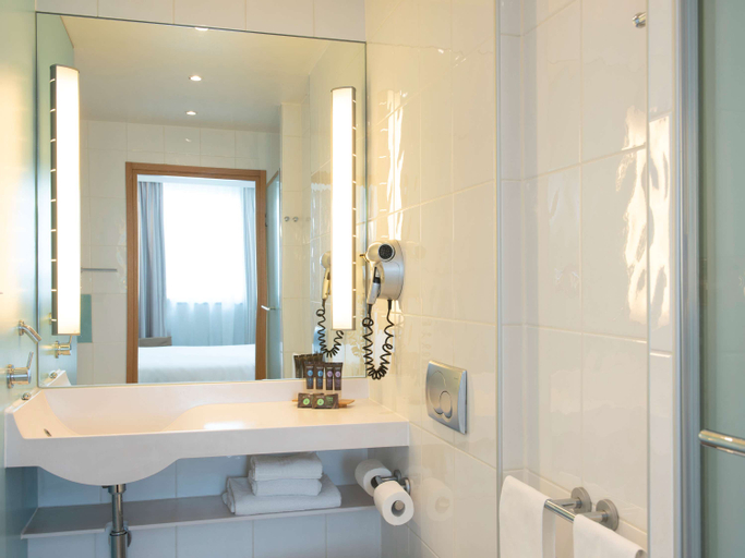 Bathroom 5, Novotel Milano Malpensa Airport, Varese