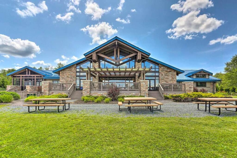 Romantic Pocono house - stream, lake, beach, pool, firepit, Monroe