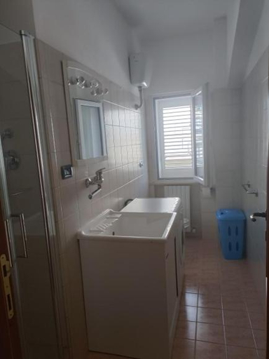 Bathroom 1, Villa Margherita, Teramo