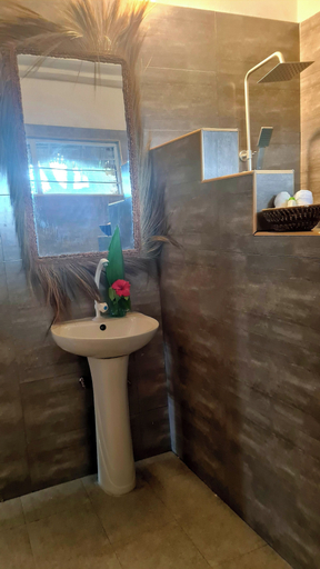 Bathroom 4, Garden Beach Bungalows, Kusini