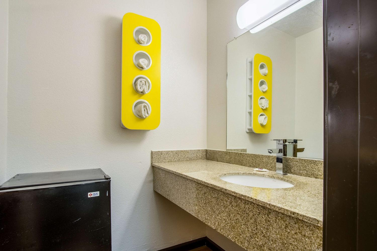 Bathroom 4, Motel 6 Ashland, OH, Ashland
