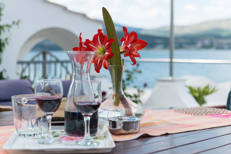 Food & Drinks 4, House Marin with 2 Apartments 10 m from sea, Trogir