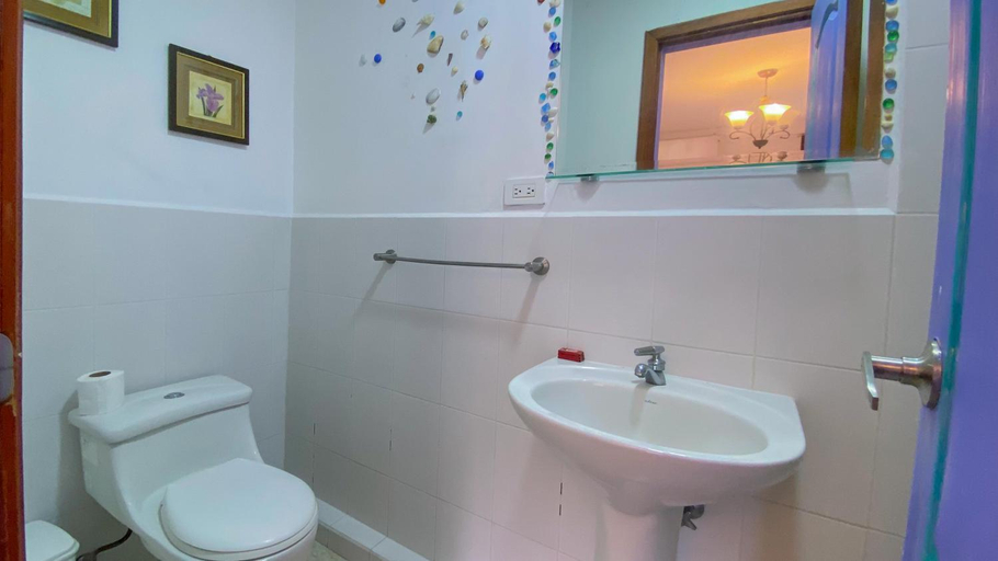 Bathroom 2, Sakti Hostal B&B, Quito