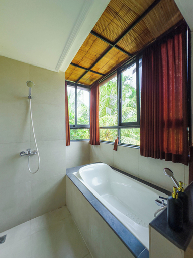 Bathroom 23