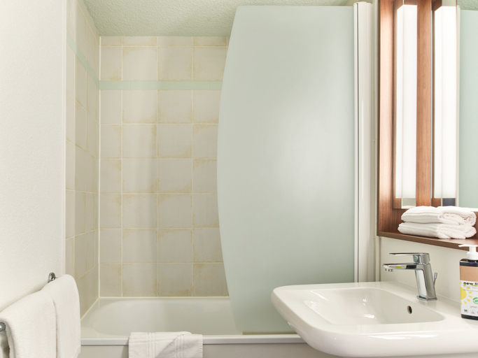 Bathroom 4, greet hotel Versailles - Voisins Le Bretonneux, Yvelines