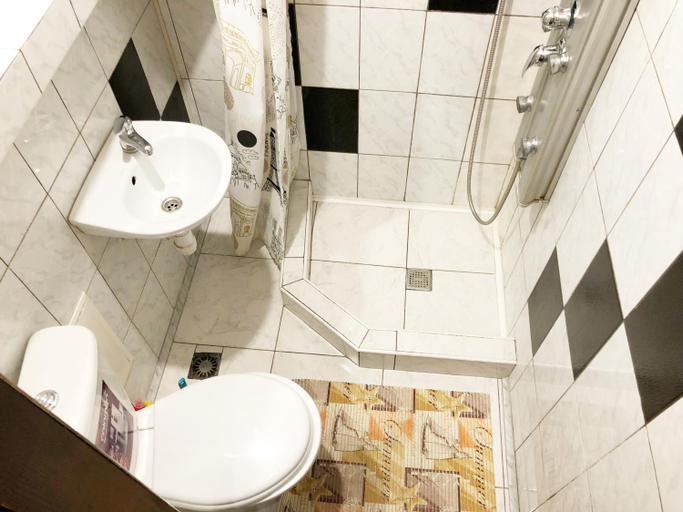 Bathroom 3, Apartment near Rynok Square on Staroevreyska Street, L'vivs'ka
