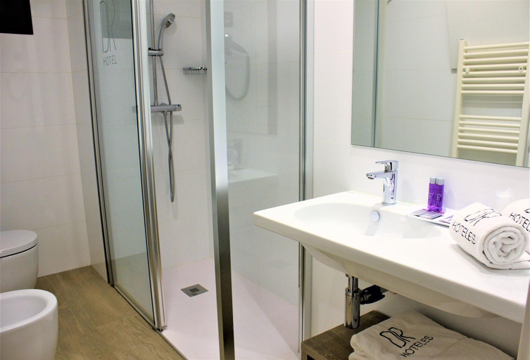 Bathroom 5, Hotel Dos Rios Central, Huesca