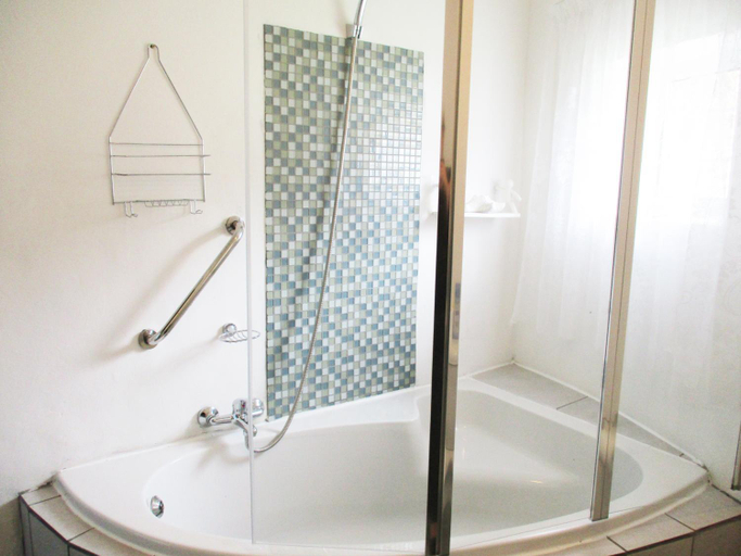 Bathroom 11