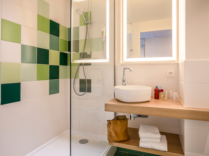 Bathroom 3, Ibis Styles Arcachon Gujan Mestras, Gironde