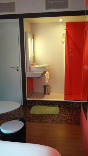 Bathroom 3, ibis Styles Saint Brieuc Gare Centre, Côtes-d'Armor