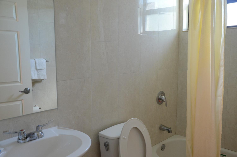 Bathroom 5, Carl's El Padre Motel, Miami-Dade