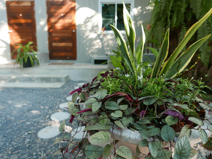Exterior 10