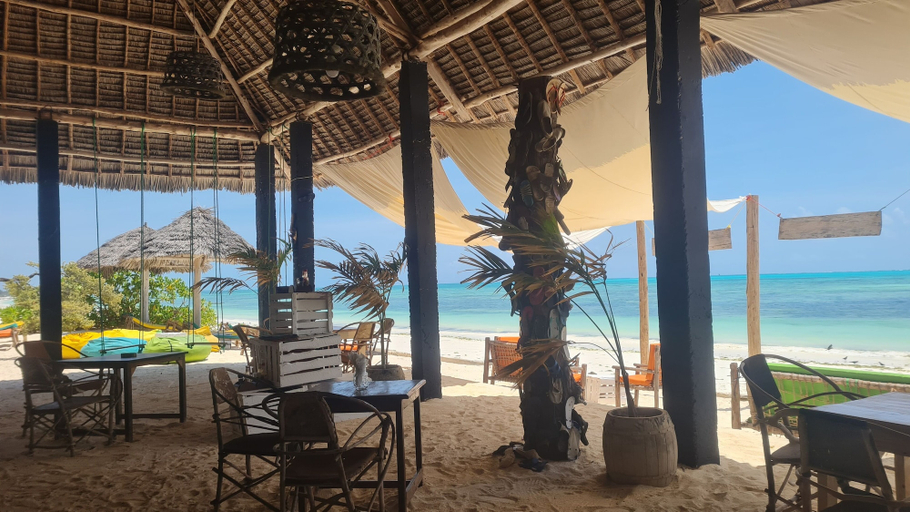 Food & Drinks 5, Garden Beach Bungalows, Kusini
