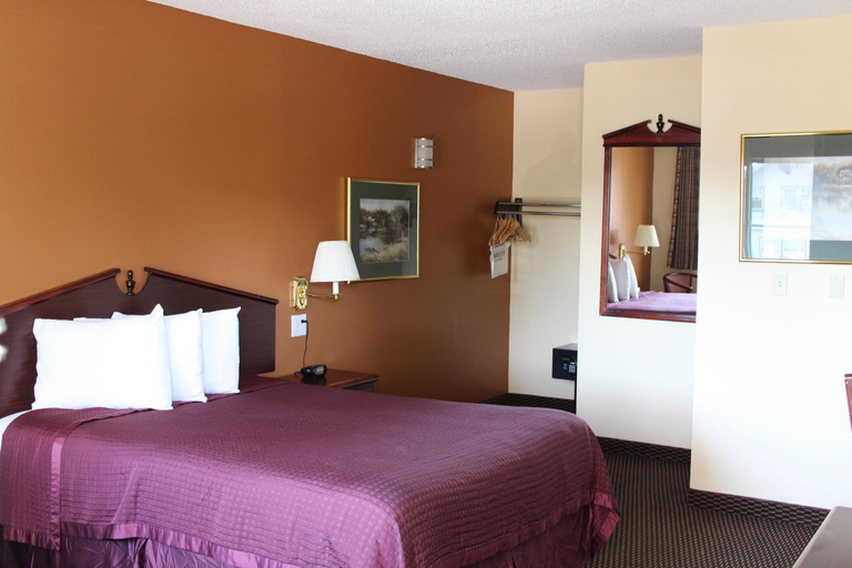 Bedroom 3, Knights Inn Salem, Marion