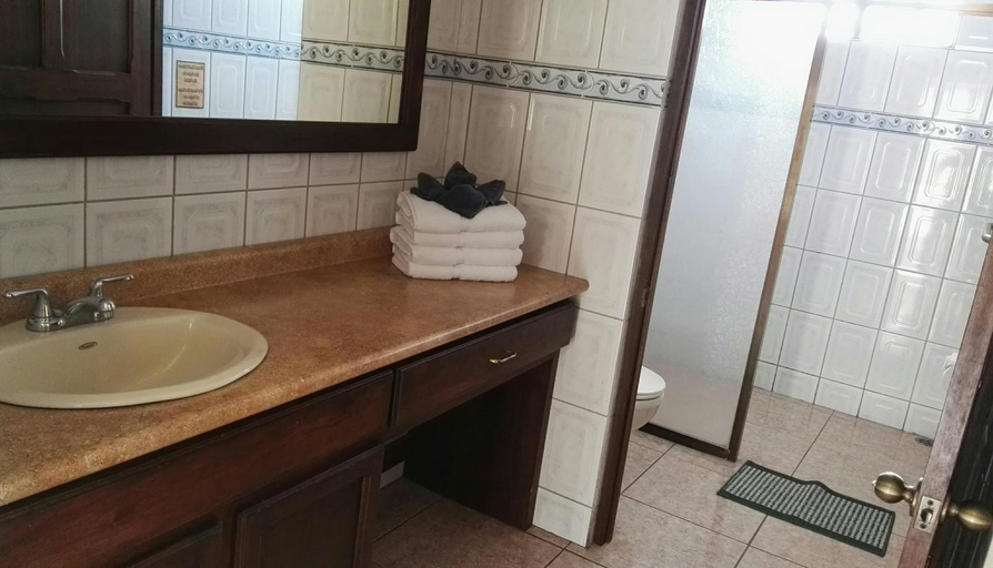 Bathroom 3, Hotel Las Brumas, Oreamuno