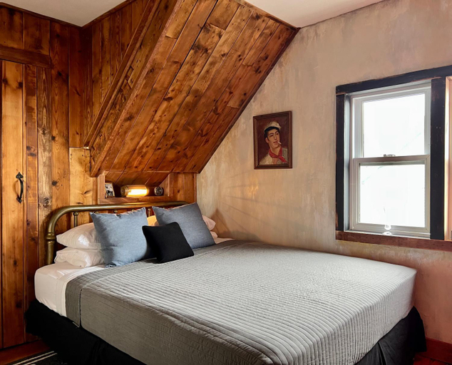 Crew's Quarters Boarding House - Caters to Men, Barnstable
