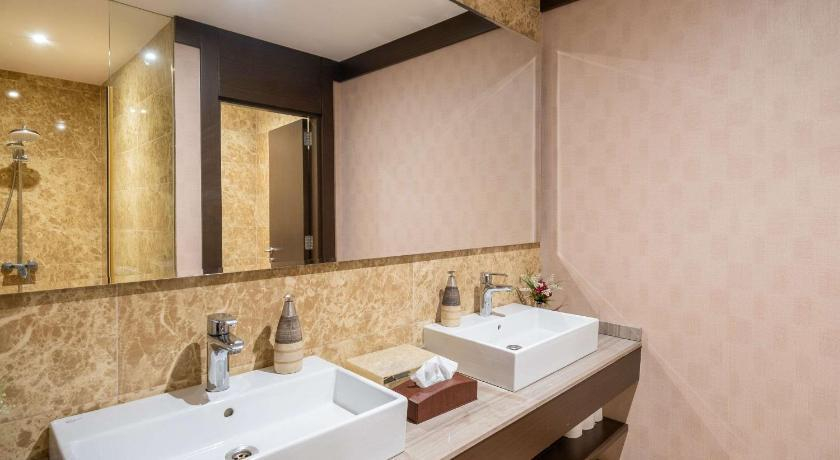 Bathroom 14