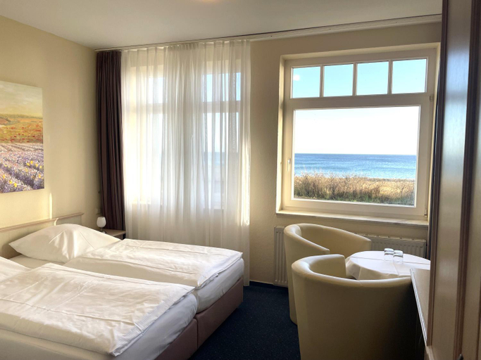 Bedroom 2, Strandhotel Dunenhaus, Vorpommern-Rügen