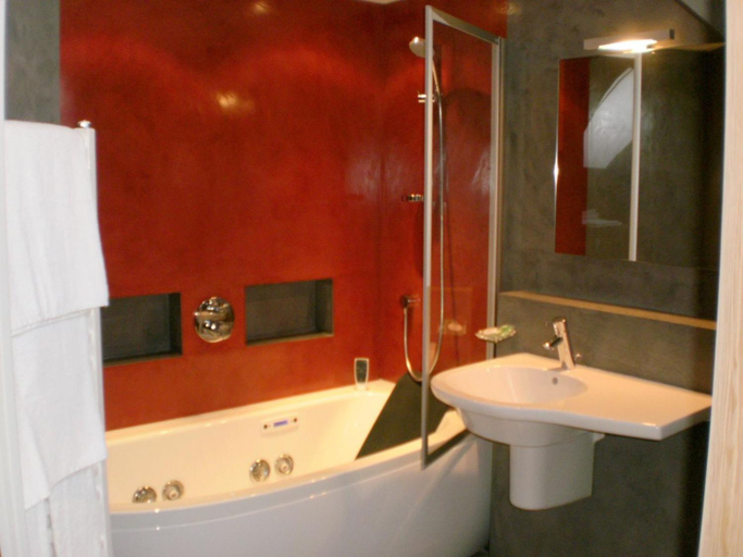 Bathroom 5, CIT'HOTEL Saint-Pierre, Calvados
