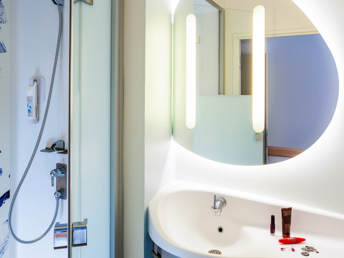 Bathroom 4, ibis budget Sens, Yonne