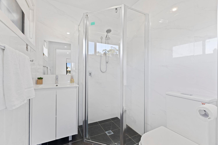 Bathroom 4, Lemon Tree Passage Motel, Port Stephens