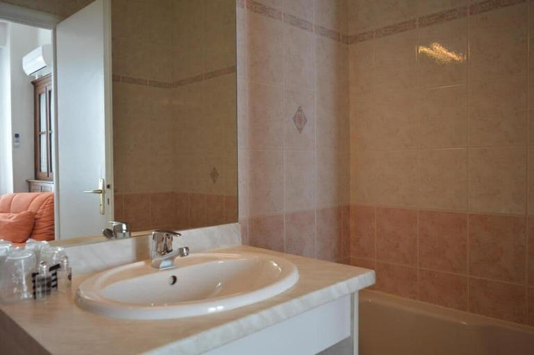 Bathroom 5, Hôtel De La Paix, Pyrénées-Atlantiques
