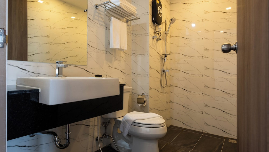 Bathroom 3, B2 Korat Premier Hotel, Muang Nakhon Ratchasima