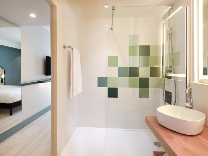 Bathroom 3, Ibis Styles Arcachon Gujan Mestras, Gironde