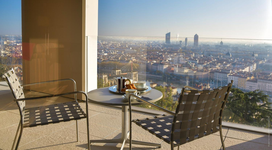 Exterior & Views 6