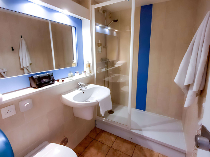 greet Hotel Belleville en Beaujolais A6 - Tap to explore photos